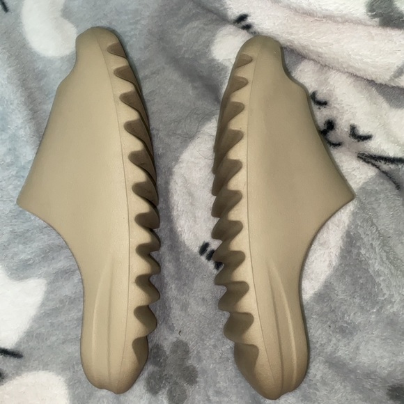 Tan Yeezy slides main image 5